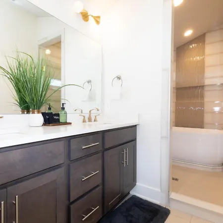 Apartment New Hidden Gem, Luxury Kitchen, 5 Min To Broadway *