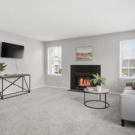 Apartment Charming With Fireplace & Dining Area Nashville