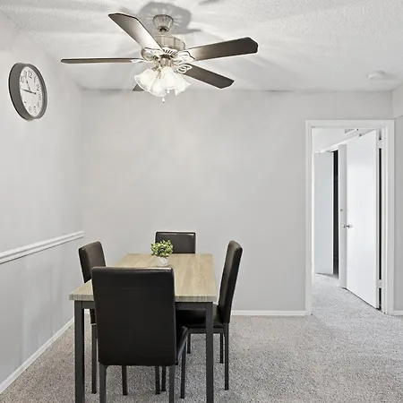 Apartment Charming With Fireplace & Dining Area