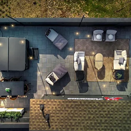 Apartment Luxe Urban Retreat - Private Rooftop Hot Tub Deck *