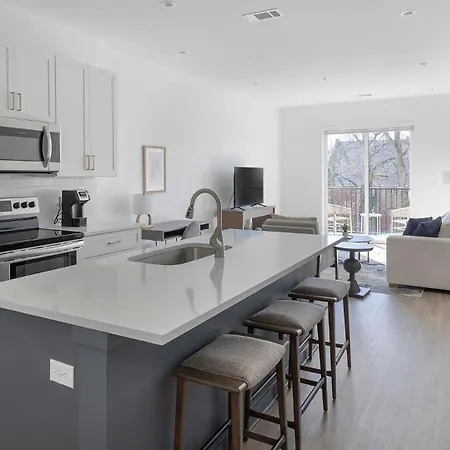 Landing Stunning 1bd Game Gym Apartment