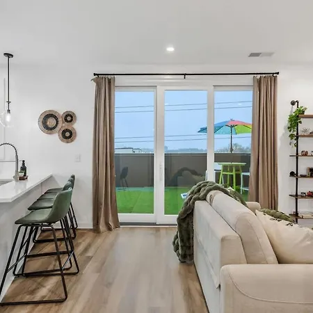 Huge Private Patio With Games & Skyline Views Nashville