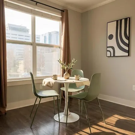 Apartment Boulevard Midtown 1br Pool Gym Parking 01 *