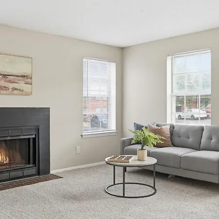 Charming With Fireplace & Dining Area *