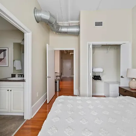 Landing Beautiful 2Bd Gym Nashville