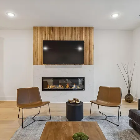 New Modern Escape With Rooftop Hot Tub *