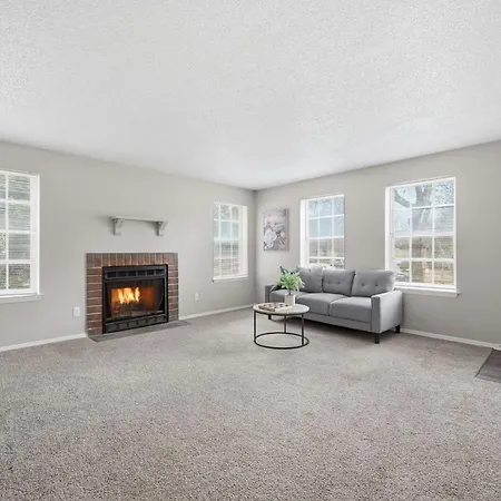 Apartment Spacious Living With Fireplace And Balcony