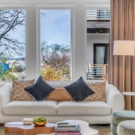 Luxe Urban Retreat - Private Rooftop Hot Tub Deck *
