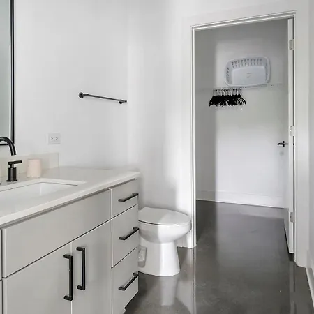 Landing Beautiful Studio Pool Gym Apartment