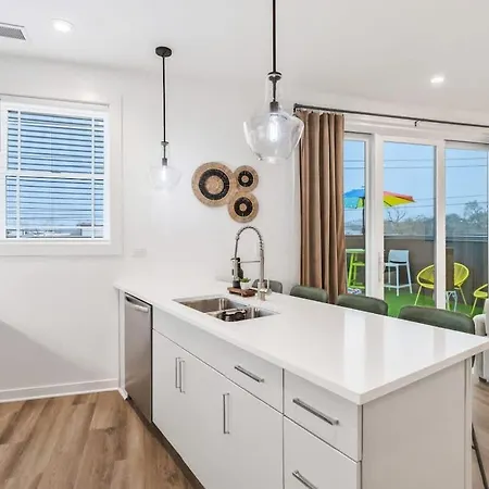Apartment Huge Private Patio With Games & Skyline Views