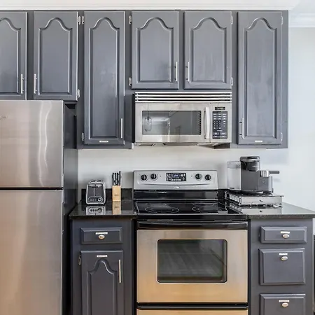 Music Views Downtown - Parking Included Apartment