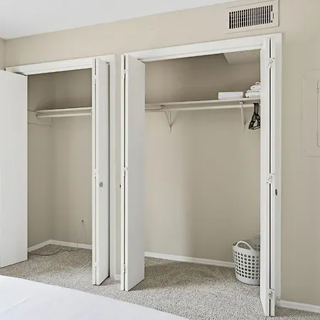 Spacious Living With Fireplace And Balcony * Nashville