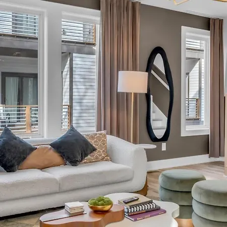 Apartment Luxe Urban Retreat - Private Rooftop Hot Tub Deck *