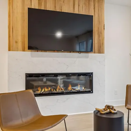 Apartment New Modern Escape With Rooftop Hot Tub *