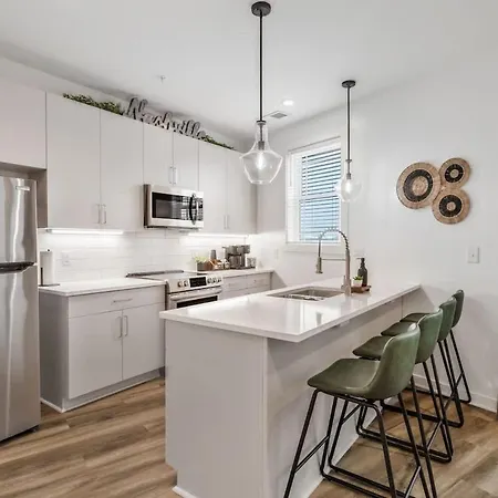 Huge Private Patio With Games & Skyline Views Nashville