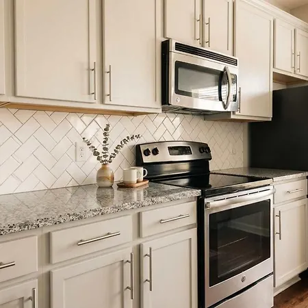 Apartment Boulevard Midtown 1br Pool Gym Parking 02