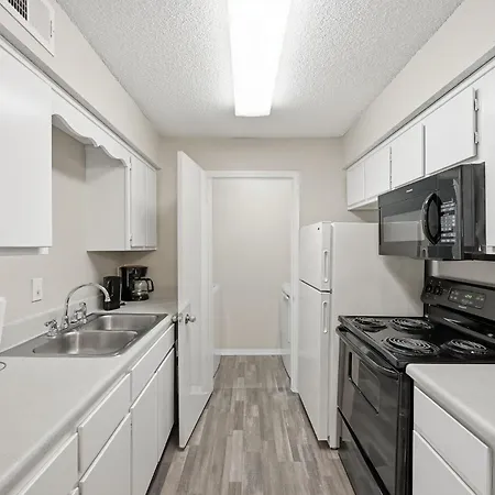 Charming With Fireplace & Dining Area Apartment *