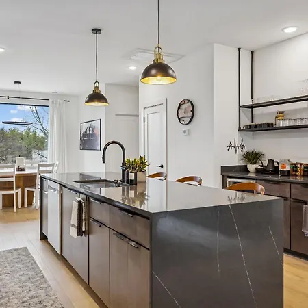 3br Townhome Rooftop Views Hot Tub & Fireplace Apartment *