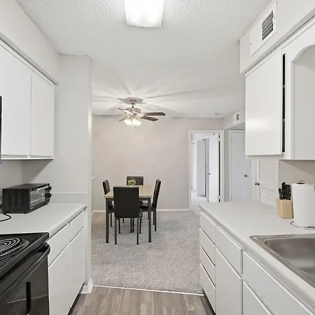 Charming With Fireplace & Dining Area Apartment *
