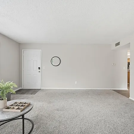 Apartment Spacious Living With Fireplace And Balcony Nashville