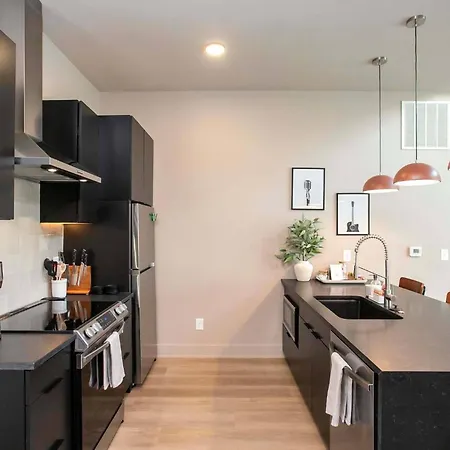 2 Bedroom + Loft Condo, Coffee Shop In Building * Nashville