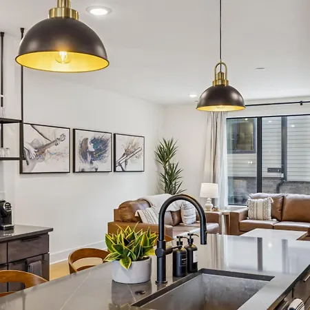 3br Townhome Rooftop Views Hot Tub & Fireplace Apartment