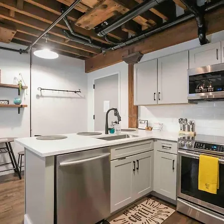 The 1865 Experience With Speakeasy, Pool & Parking