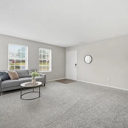 Apartment Charming With Fireplace & Dining Area