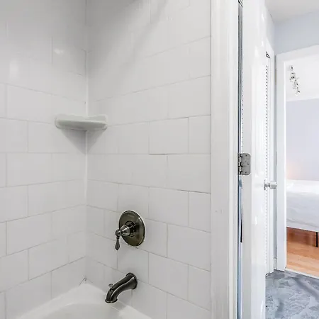Walk To Broadway - Free Gated Parking - Cozy * Nashville