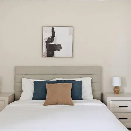 Charming With Fireplace & Dining Area Apartment *