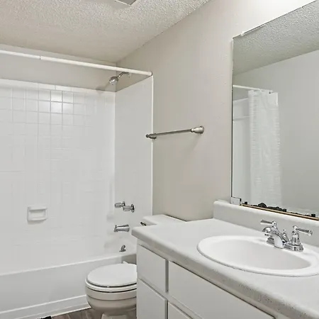 Apartment Charming With Fireplace & Dining Area