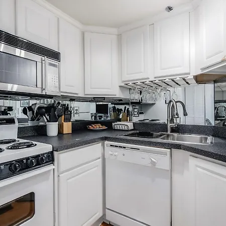 Walk To Broadway - Free Gated Parking - Cozy Apartment *