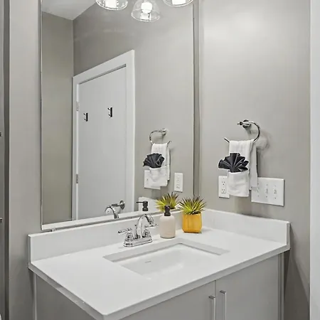 Apartment 2br In Walkable Area & 5 Mins To Broadway *