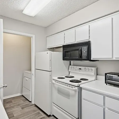 Comfortable Layout With Fireplace And Dining Area * Nashville