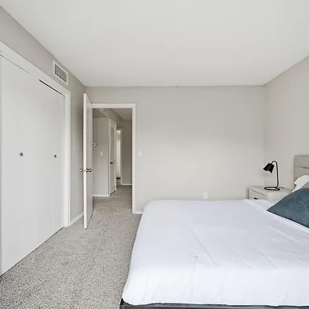Charming With Fireplace & Dining Area Apartment