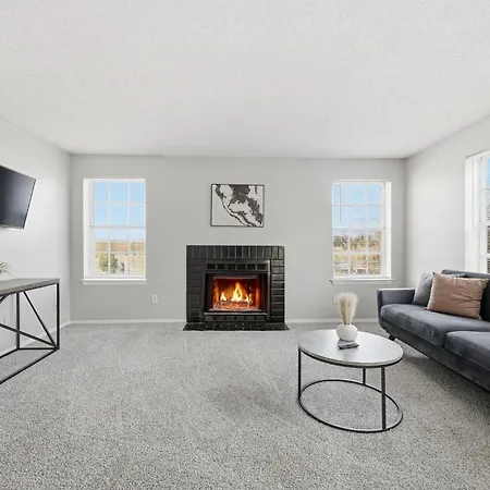Comfortable Layout With Fireplace And Dining Area Apartment Nashville