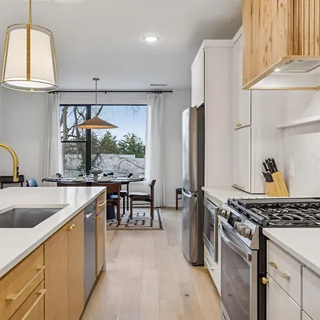 New Modern Escape With Rooftop Hot Tub Apartment