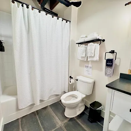 The 1865 Experience With Speakeasy, Pool & Parking Apartment