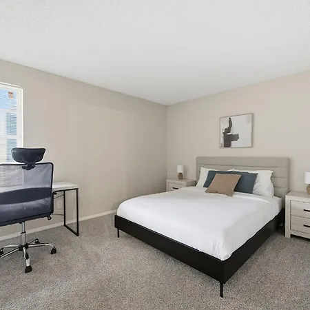 Charming With Fireplace & Dining Area Apartment *