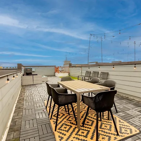 Modern Luxe Townhome With Rooftop Cinema Apartment *