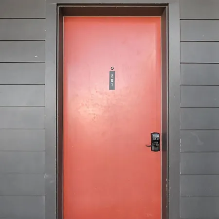 2br In Walkable Area & 5 Mins To Broadway Apartment