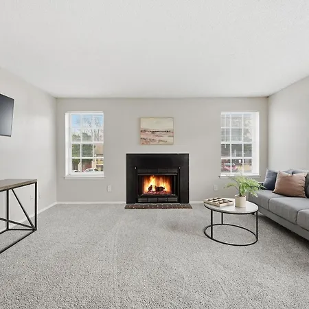 Apartment Charming With Fireplace & Dining Area