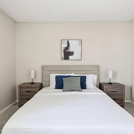 Comfortable Layout With Fireplace And Dining Area * Nashville