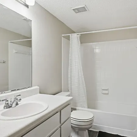 Comfortable Retreat With In-unit Washerdryer Apartment *