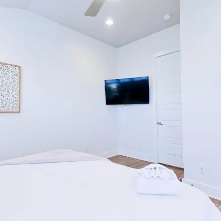 New Hidden Gem, Luxury Kitchen, 5 Min To Broadway Apartment