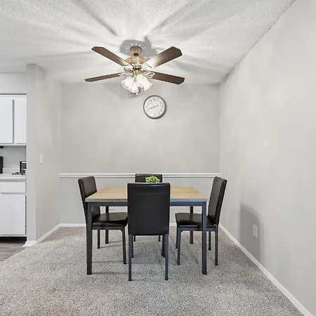 Apartment Charming With Fireplace & Dining Area *
