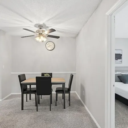 Charming With Fireplace & Dining Area * Nashville