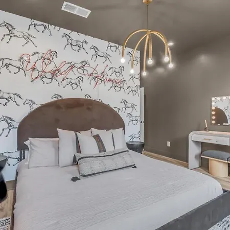 Luxe Urban Retreat - Private Rooftop Hot Tub Deck Apartment Nashville