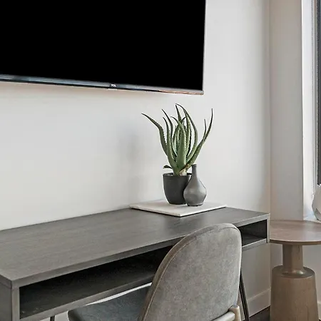 Landing Stunning 2Bd Rooftop Lounge Gym Apartment *