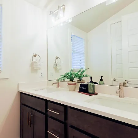 New Hidden Gem, Luxury Kitchen, 5 Min To Broadway Apartment